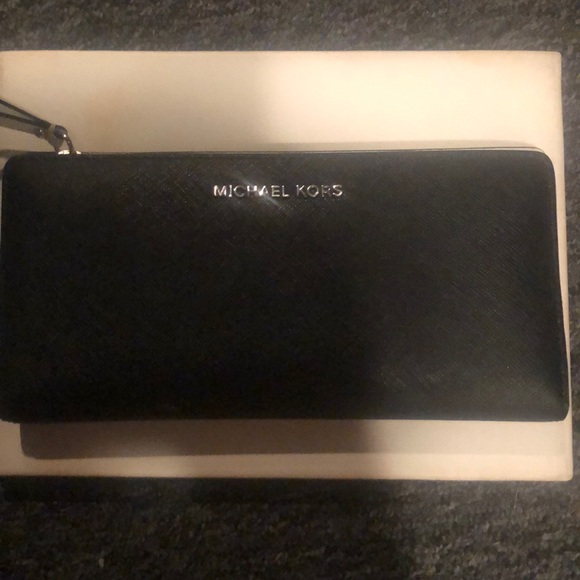 Michael Kors - Picture 2 of 7